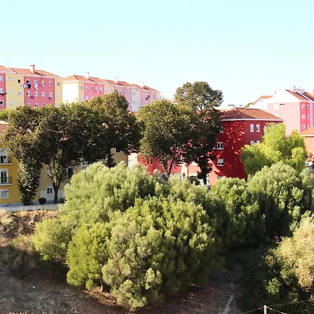 Modern With River Views, Sunrise & Friendly Cats Habitación en casa particular *