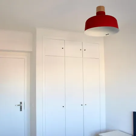Modern With River Views, Sunrise & Friendly Cats *